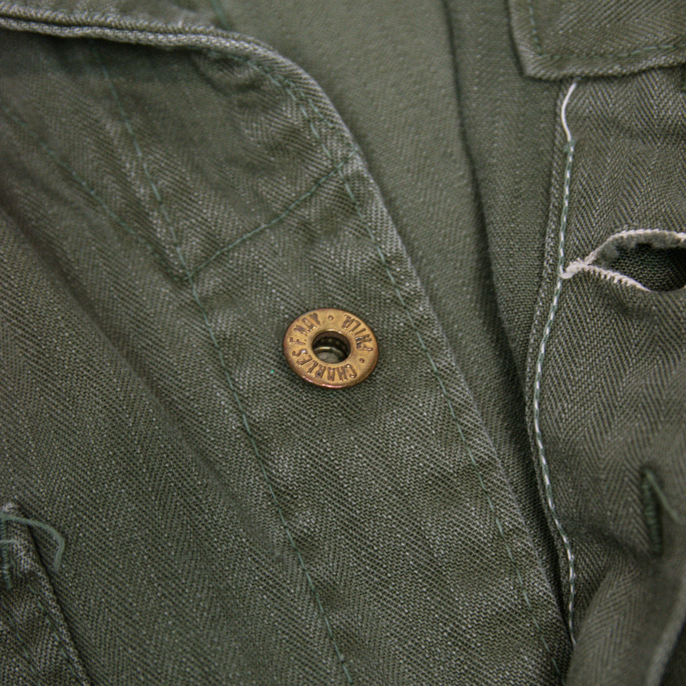Vintage 40s US Army WWII HBT 13 Star Button Green Military Coveralls 44R L BUTTON DETAIL